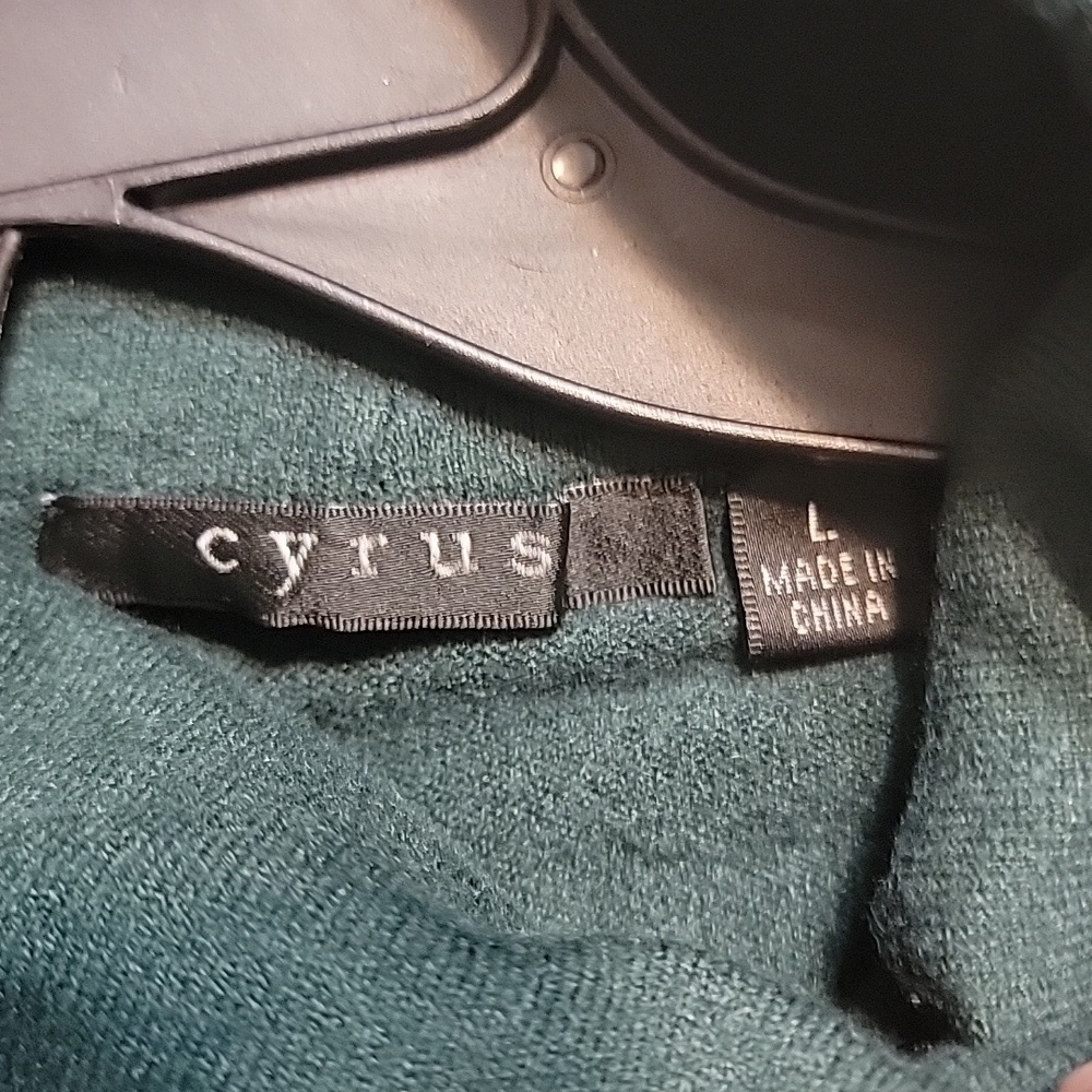 Green turtleneck - Picture 2 of 5